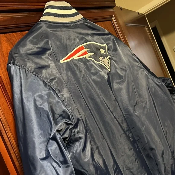 New England Patriots bomber-style jacket.  Men’s Medium. - Picture 8 of 9
